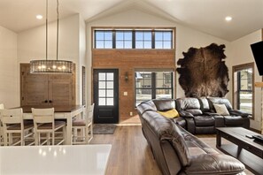 Smart TV, fireplace, stereo