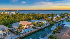 Une propriété située sur la côte, dotée d’une piscine, d’un port de plaisance et offrant une vue sur l’océan.
