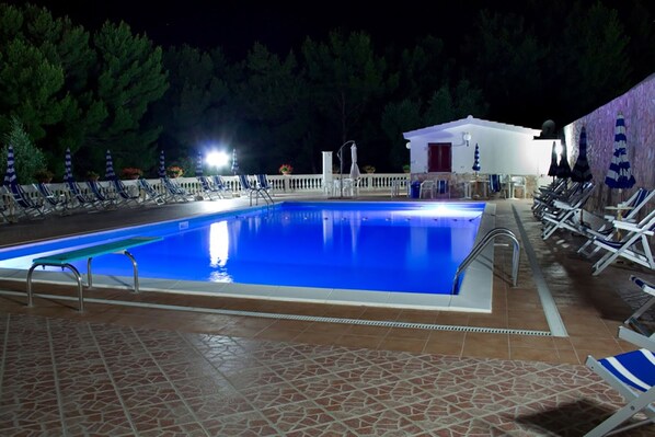 Seasonal outdoor pool, pool umbrellas, sun loungers - RESIDENCE JOLLY (Peschici)