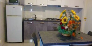 Standard Apartment, 1 Bedroom, Air conditioning, Courtyard View | Private kitchen | Fridge, stovetop, cookware/dishes/utensils, freezer - RESIDENCE JOLLY (Peschici)