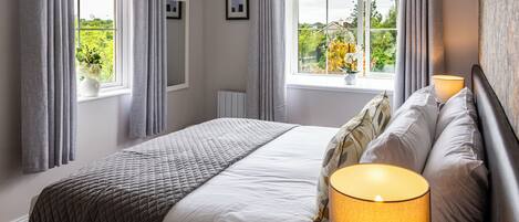 4 bedrooms, iron/ironing board, WiFi, bed sheets