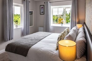 4 bedrooms, iron/ironing board, WiFi, bed sheets