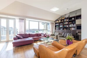 Family Penthouse, City View | Living area | 24-inch flat-screen TV with cable channels - Beautiful Penthouse with terrace (Edinburgh)