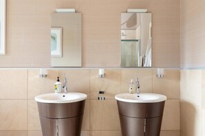 Family Penthouse, City View | Bathroom - Beautiful Penthouse with terrace (Edinburgh)