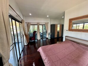 5 bedrooms, desk, iron/ironing board, WiFi