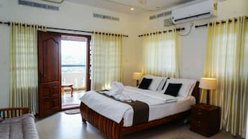 Deluxe Double Room, Mountain View | Desk, free WiFi