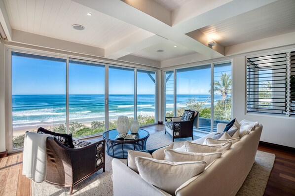 Smart TV, fireplace, DVD player, offices