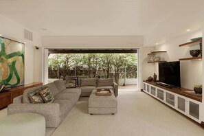TV, fireplace, DVD player, offices - Oceanfront Retreat on Belmore (Sunshine Beach)
