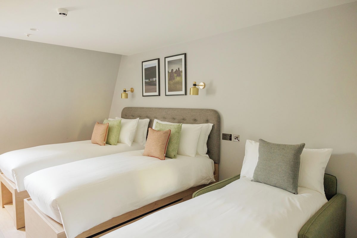 Studio Plus Twin | 1 bedroom, hypo-allergenic bedding, desk, bed sheets