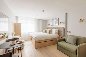 Ropa de cama de alta calidad, caja fuerte, escritorio y cortinas opacas