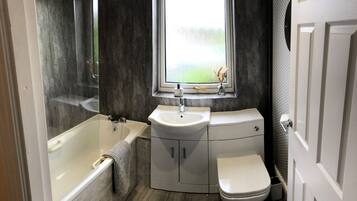 House | Bathroom | Combined shower/bathtub, deep-soaking bathtub, hair dryer, towels