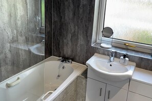 Ferienhaus | Badezimmer | Duschwanne, Komfortbadewanne, Haartrockner, Handtücher