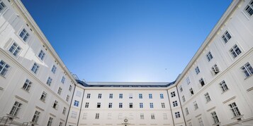 Halaman dalam