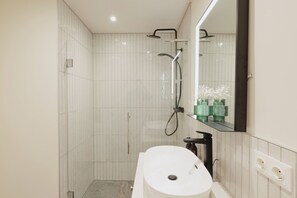 Shower, rainfall showerhead, hair dryer, towels - Wilde Aparthotels Vienna Fleischmarkt (Vienna)