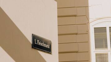 A building facade with a street sign reading "L. Fleischmarkt".