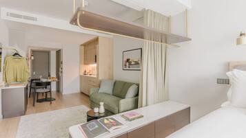 Studio Familial (Sleeps 4) | Coin séjour | Télévision