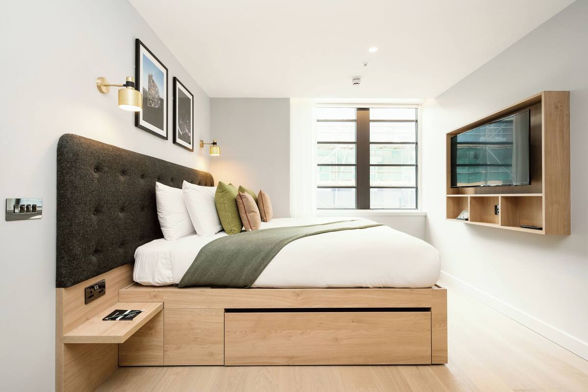 Escritorio, wifi gratis y ropa de cama