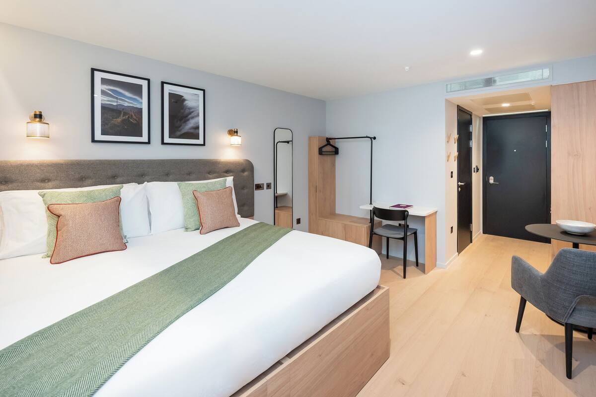 Escritorio, wifi gratis y ropa de cama