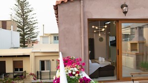Ein modernes Gebäude mit einer großen Schiebeglastür, die zu einem Schlafzimmer mit Bett und Nachttisch führt.