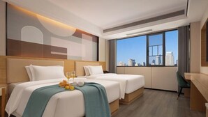 A hotel room with two beds, a desk, a large window with a city view, and a modern design. - Hualv Hotel (Guangzhou Children's Hospital Shangxiajiu Pedestrian Street Branch) (Guangzhou)