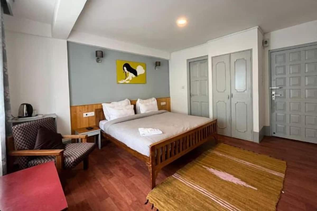 Habitación doble Deluxe, vista a la montaña | Escritorio y espacio para trabajar con laptop