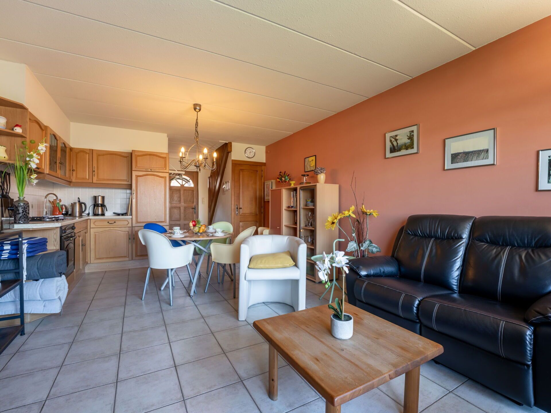 Meubles, Design Intérieur, Sol, Bois, Sol, Plafond, Pièce, Chaise, Salon, Éclairage