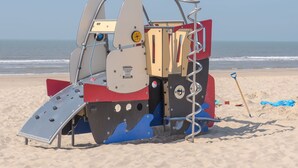 A beach lifeguard tower with a metal frame, a red and beige control panel, and a blue lifebuoy. - Wonderful  villa for 4 people with WIFI and TV (Bruges)