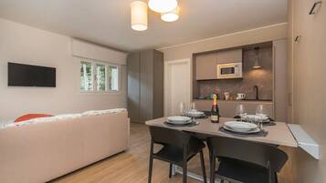 Tabla de planchar con plancha, wifi y ropa de cama