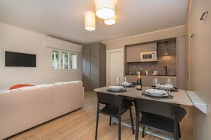 Een strijkplank/strijkijzer, wifi, beddengoed