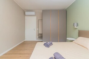 2 chambres, fer et planche à repasser, Wi-Fi, draps fournis