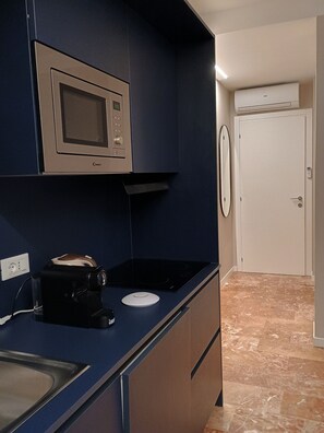 Een koelkast, een microgolfoven, een kookplaat, een vaatwasser