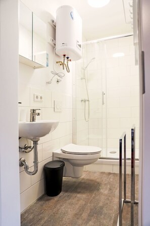 Bathroom - Lovely apartment for 2 guests with WIFI, TV, terrace and pets allowed (Neustrelitz)