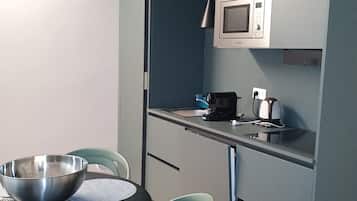 Kühlschrank, Mikrowelle, Herdplatte, Geschirrspüler