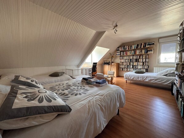 5 chambres, bureau, fer et planche à repasser, lit parapluie