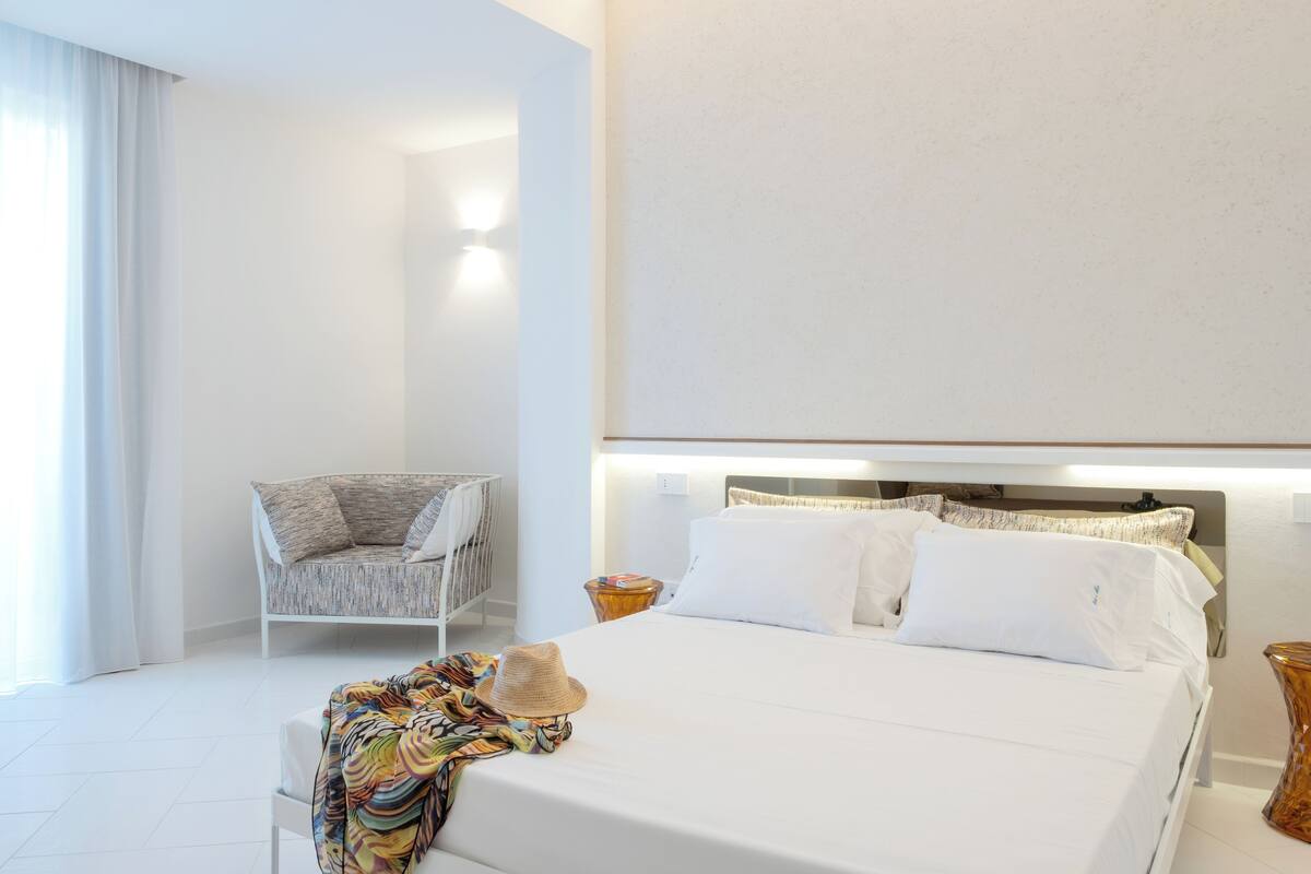 Habitación triple Confort, balcón, vistas al jardín | Ropa de cama de alta calidad, minibar, caja fuerte y cortinas opacas