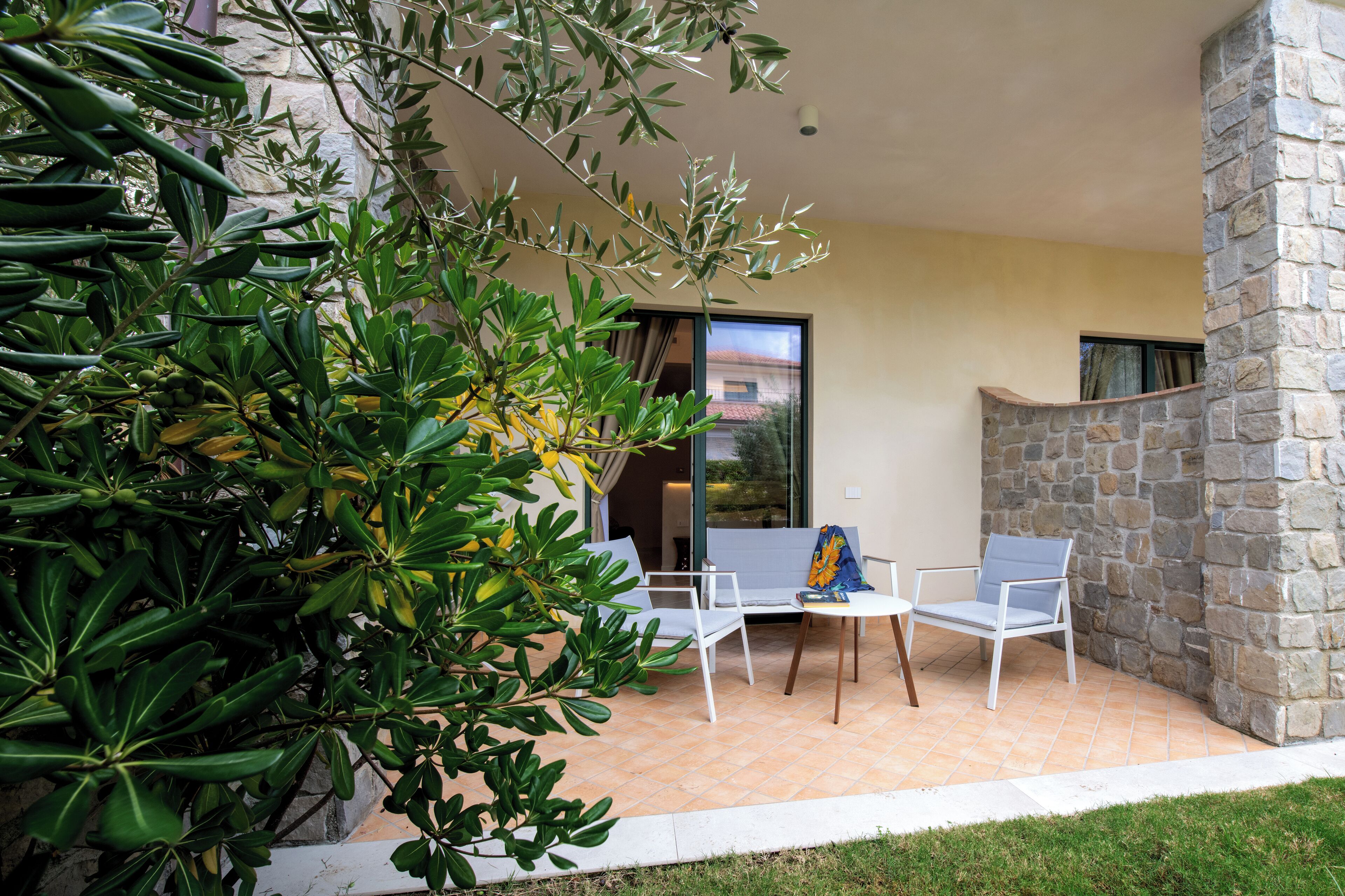 Habitación cuádruple junior, patio | Caja fuerte y wifi gratis