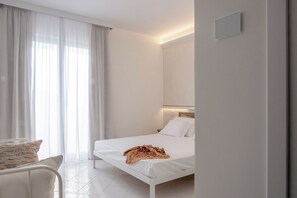 Comfort szoba, erkély, kilátással a tengerre | Prémium ágynemű, minibár, széf a szobában és egyedi berendezés