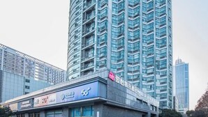 Un edificio moderno con un letrero de 5G y un amplio frente de vidrio.