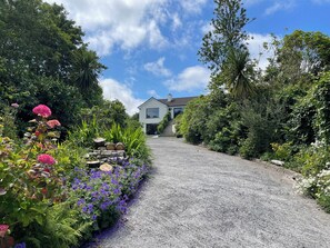 Property grounds - Lakeside Apartment Retreat in Oughterard Connemara (Oughterard)
