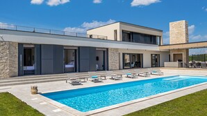Pool - Stunning private villa with hot tub, private pool, A/C, WIFI, TV, terrace and pets allowed (Umag)
