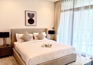 Luxury Apartment, 1 Bedroom, Canal View | 1 bilik tidur, meja, ruang kerja komputer riba, seterika/papan seterika 