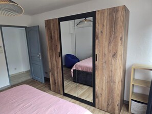 2 bedrooms, iron/ironing board, WiFi, bed sheets - Spacious, quiet apartment by the river. (Saint-Louis)