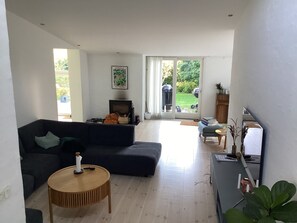 智能電視、壁爐、電子遊戲