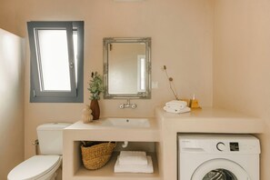 Een haardroger, handdoeken, zeep, toiletpapier