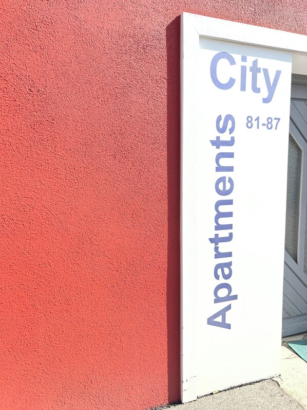 Señal para City Apartments, indicando la dirección 81-87.