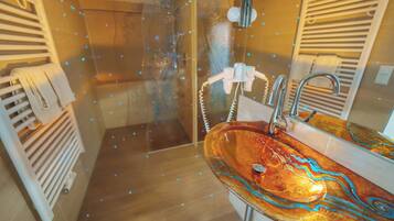 Phòng đơn phong cách cổ điển | Phòng tắm | Buồng tắm vòi sen, máy sấy tóc, khăn tắm, xà phòng