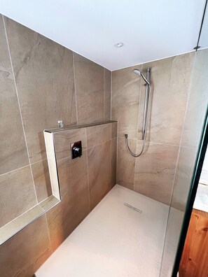 Quarto solteiro clássico | Banheiro | Chuveiro, secador de cabelo, toalhas de banho, sabonete
