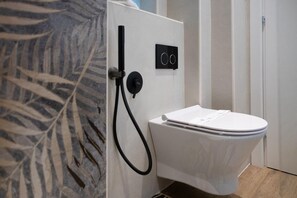 Dusche, Haartrockner, Bidet, Handtücher