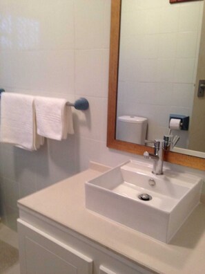 Sèche-cheveux, serviettes fournies, savon, papier toilette