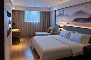 Habitación de hotel con una cama grande, un escritorio, una silla y un cuadro en la pared.